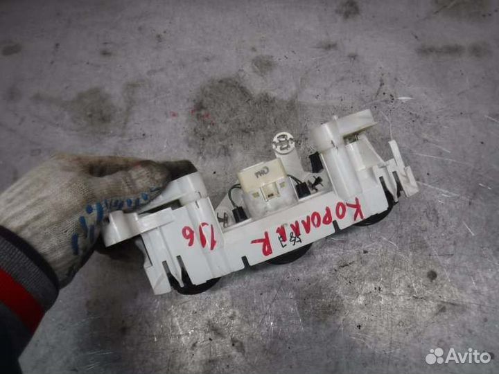 Блок управления отопителем Toyota Corolla 124