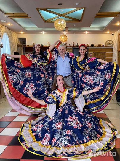 Национальные танцы. Артисты. Шоу балет. Танцоры