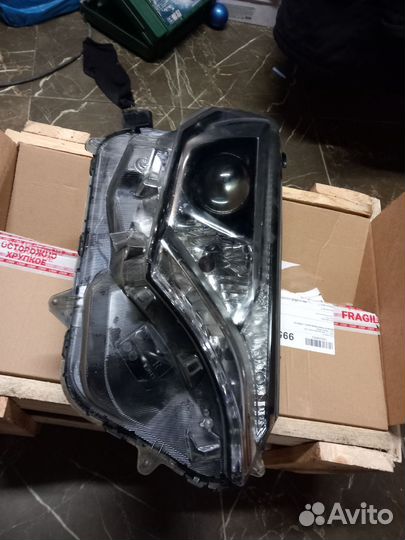 Передняя правая фара toyota Rav4