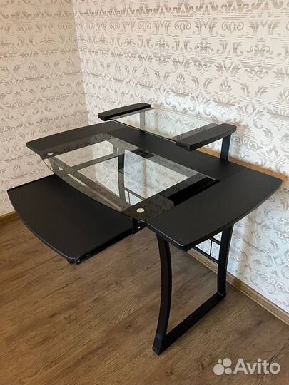 Компьютерный стол стеклянный
