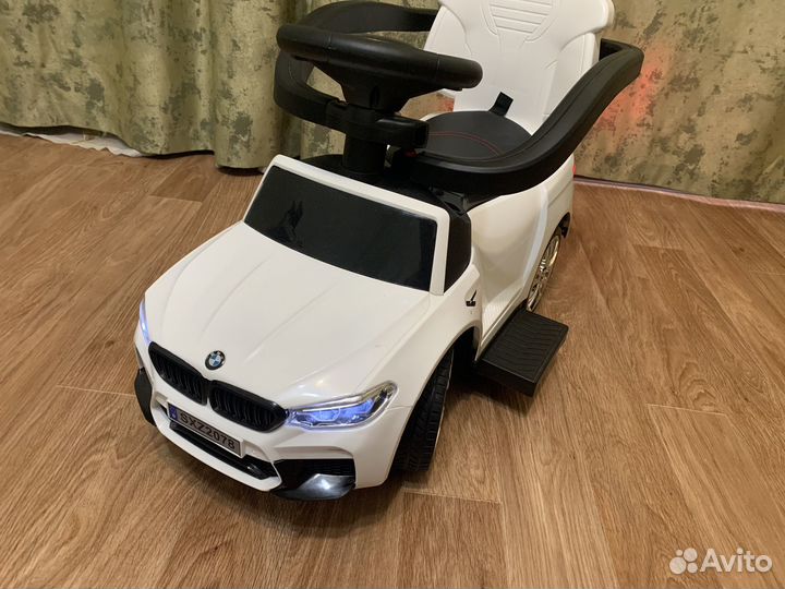 Детская машинка каталка с ручкой