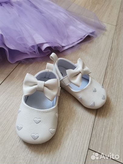 Платье для девочки, пинетки и повязка на голову