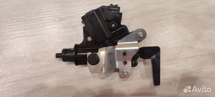 Механизм фиксации лючка