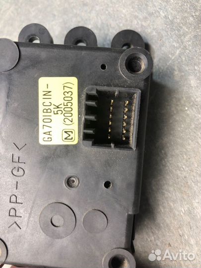 Сервопривод печки Mazda 323 BA Z5DE 1995