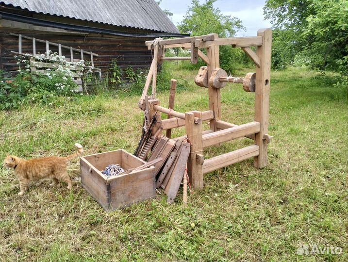 Старинный ткацкий станок деревянный большой