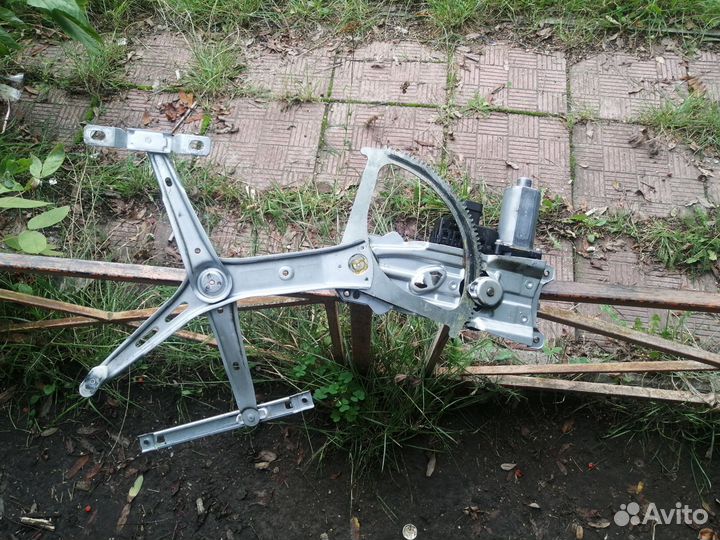 Передний левый стеклоподьёмник на Opel Astra h