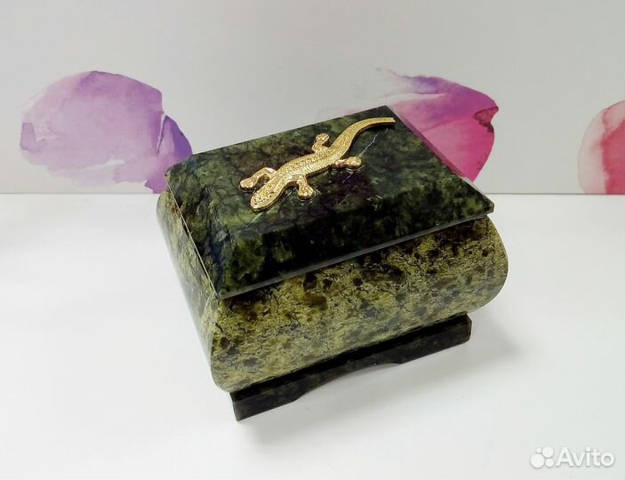 Шкатулка из змеевика новая