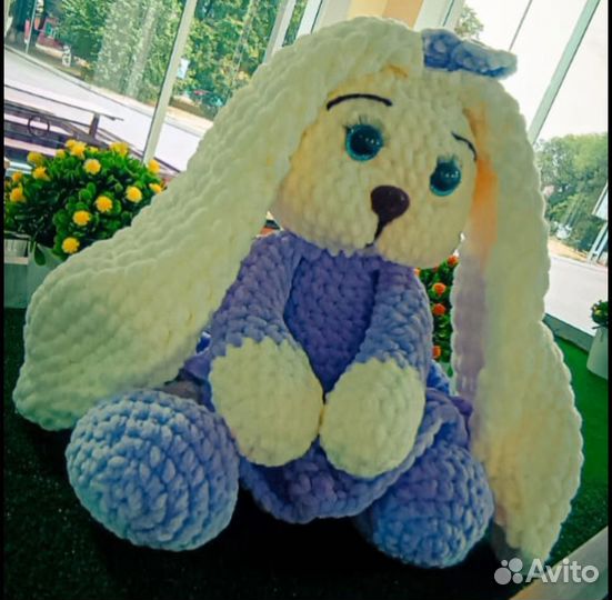 Плюшевый заяц вязаный