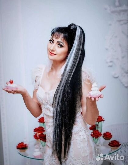 Ведущая - тамада с диджеем, живой вокал