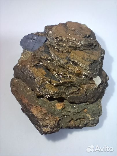 Красивый кристалл Пирротин, галенит