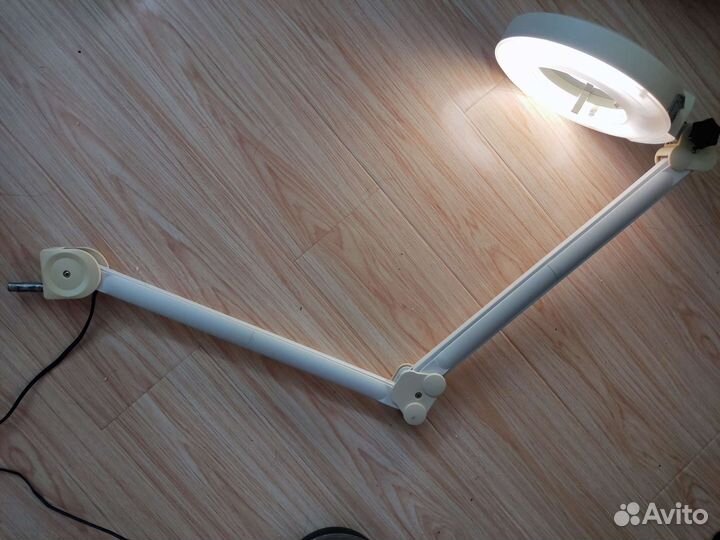 Лампа настольная с лупой