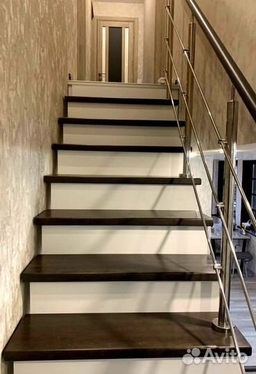 Облицовка лестничного металлокаркаса деревом