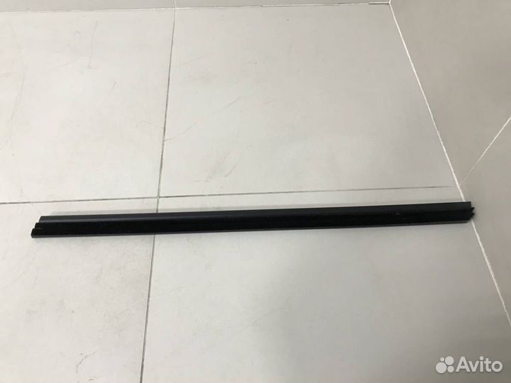 Накладка стекла переднего левого Skoda Yeti 2009