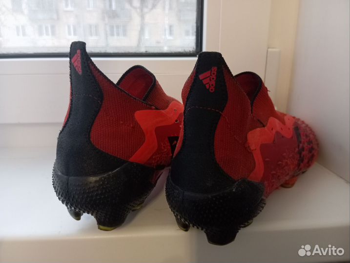 Футбольные бутсы adidas predator