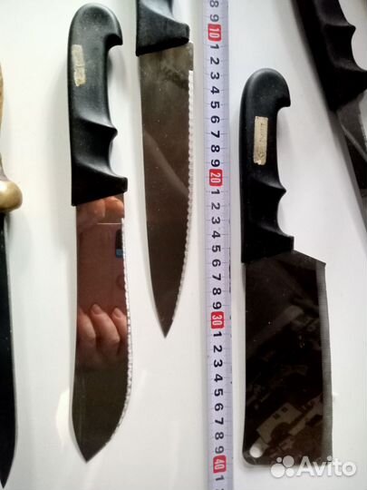 Ножи кухонные разные.Льняная скатерть