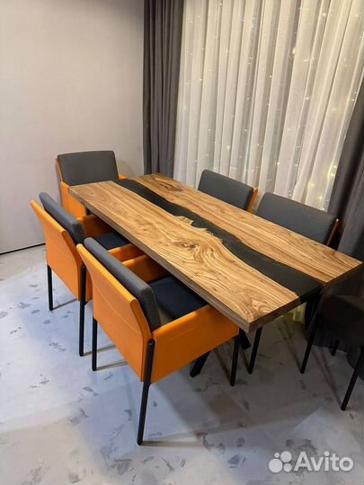 Стол из массива карагача река