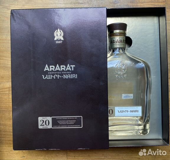 Пустая коньячная бутылка в коробке