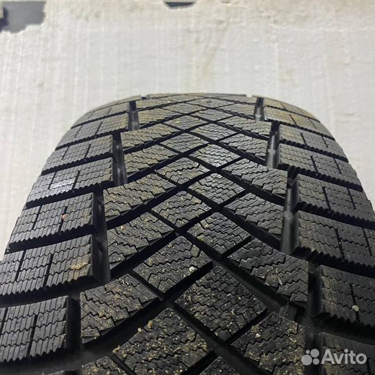 Pirelli Ice Zero FR 225/60 R18 104T