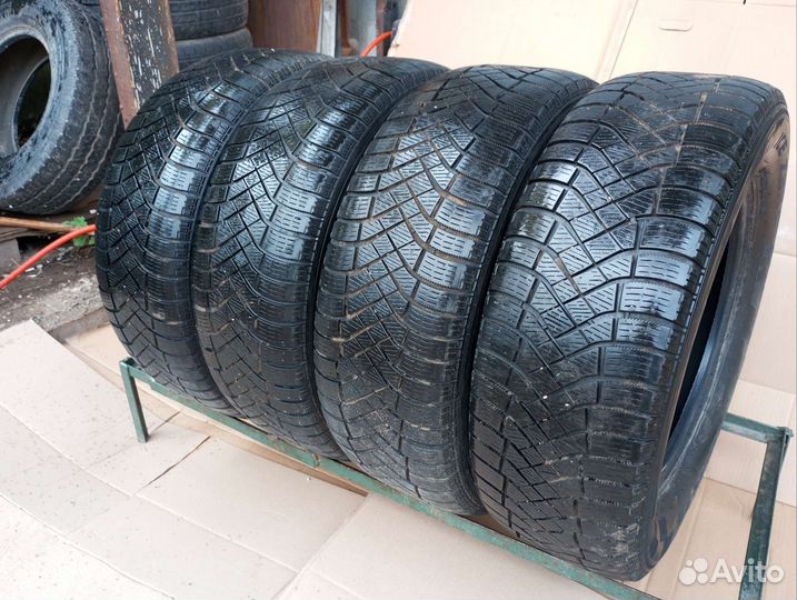 Pirelli Ice Zero FR 215/65 R16