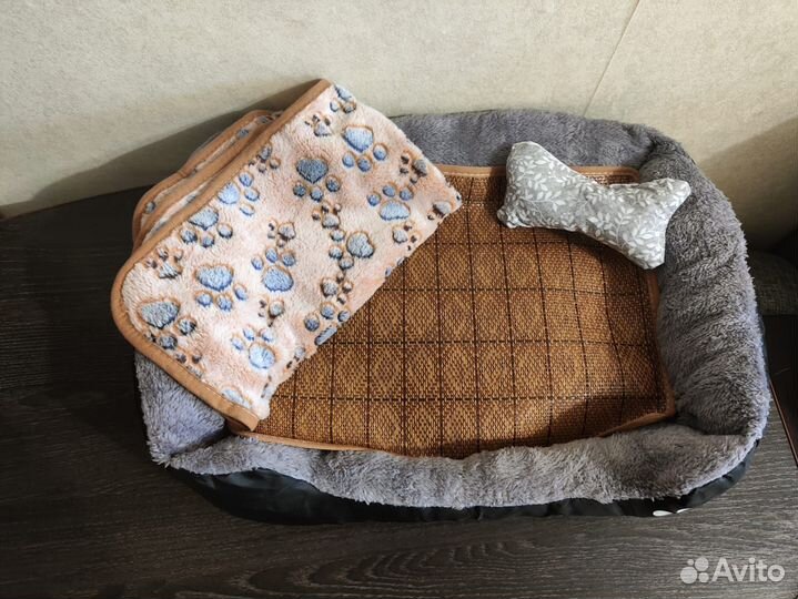 Лежанка для животных 5040 с пледом и игрушкой