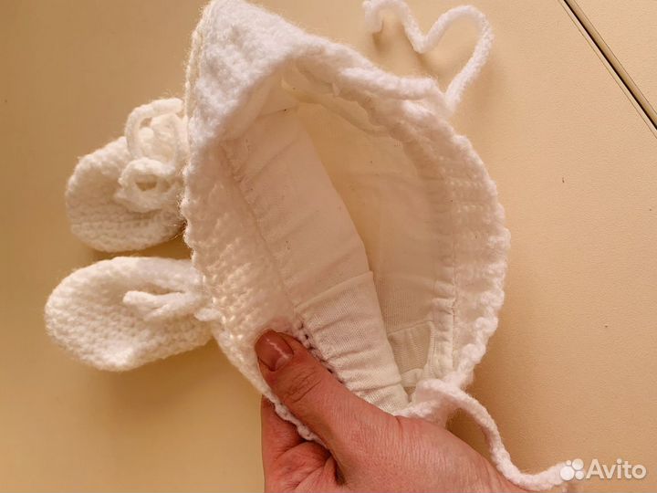 Для фотосессии малыша: пинетки, шапочка, игрушка