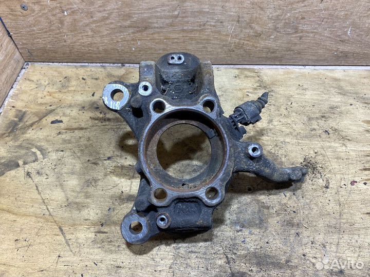 Поворотный кулак левый Volkswagen Jetta 5 X118