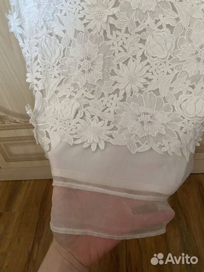 Платье белое с обьемными цветами 42/44размер