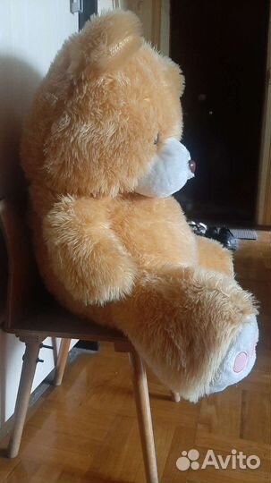 Большой плюшевый медведь