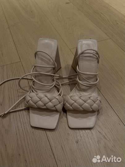 Босоножки бежевые на завязках