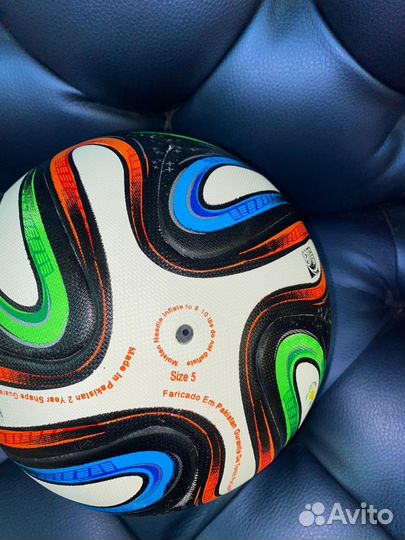 Футбольный мяч adidas brazuca