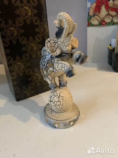 Слоны на шаре