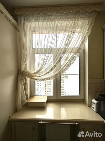 Жалюзи в рулоне и шторы с деревянным карнизом