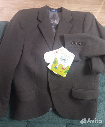Новый костюм школьный + жилет в подарок