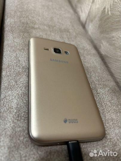 Телефон Samsung Galaxy J1