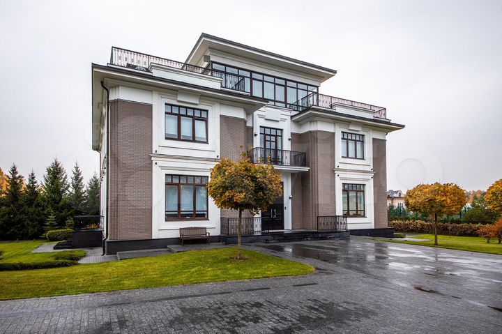 Дом 985 м² на участке 33 сот.