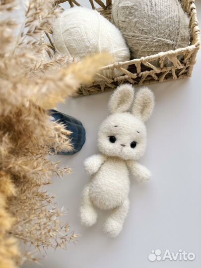 Вязаная игрушка зайка