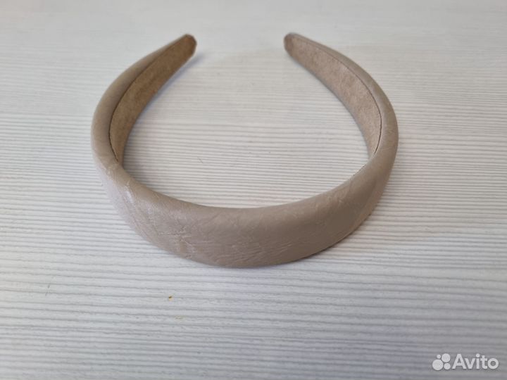 Бежевый обруч для волос