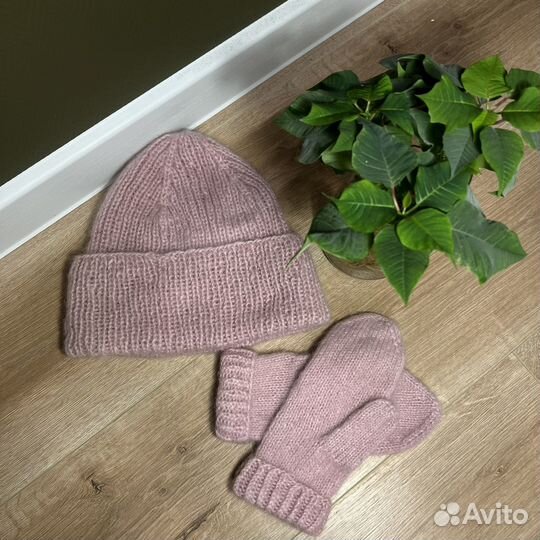 Комплект ручной вязки (шапка + варежки)