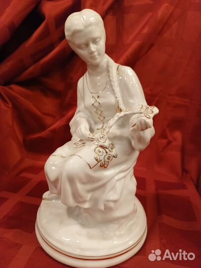 Статуэтка « Девушка с венком »