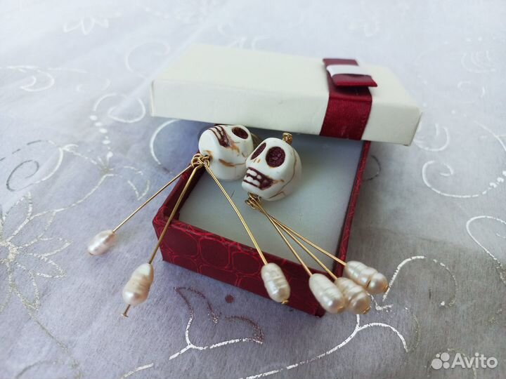 Оберег от сглаза. Серьги с черепом. Нефрит, жемчуг