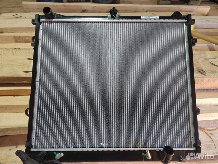 Продам радиатор на Ланд Крузер 200