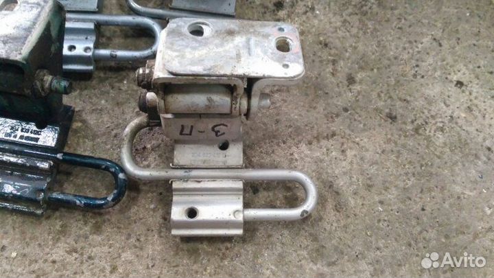 Петля двери нижняя задняя правая Volkswagen Passat