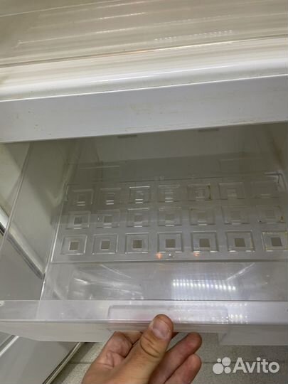 А) Холодильник Vestel ENF200VMW