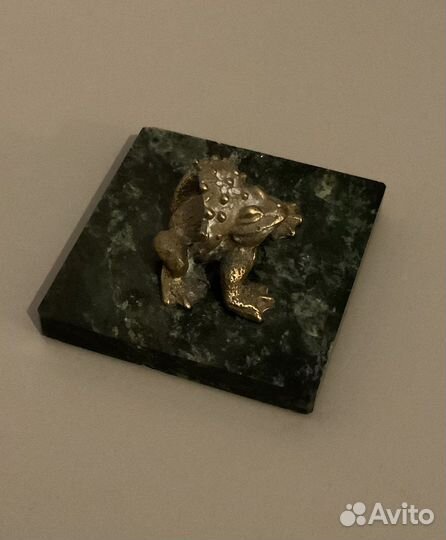 Статуэтка лягушка