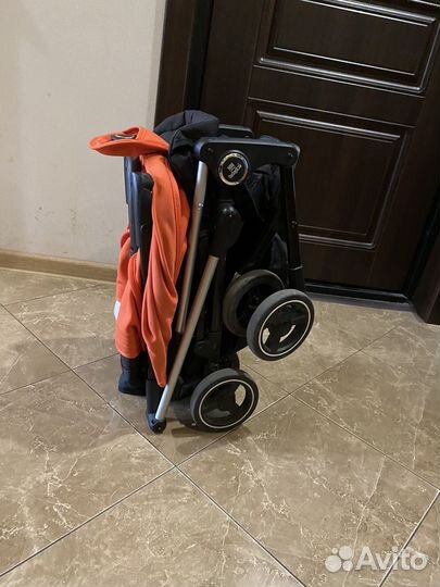 Коляска и пакет детских вещей