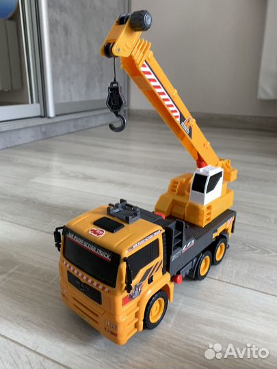 Игрушки для мальчика. Подъемный кран и джип