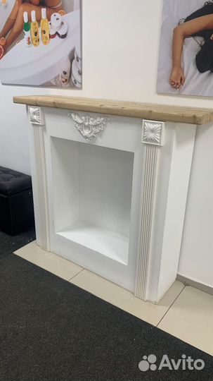 Декоративный камин с лепниной