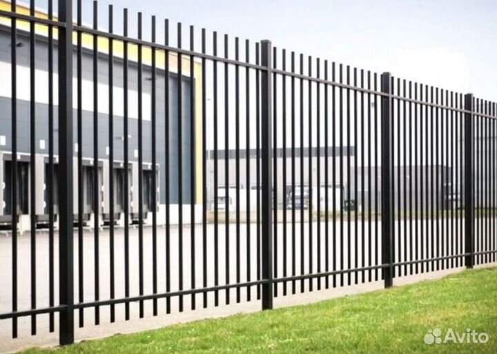 Забор из профильных труб с ковкой