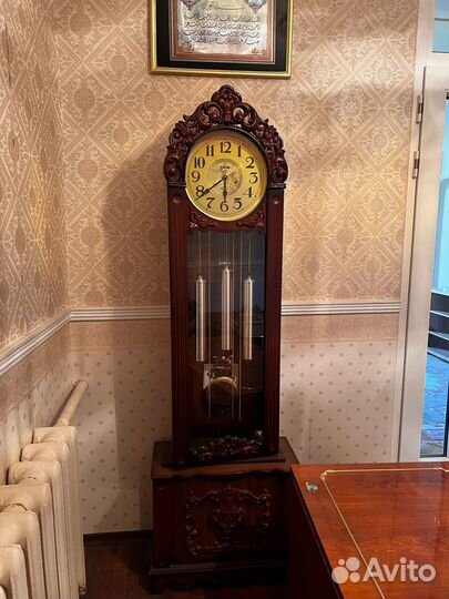 Часы, торшер, столик сервировочный