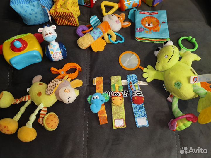 Развивающие игрушки для малышей пакетом